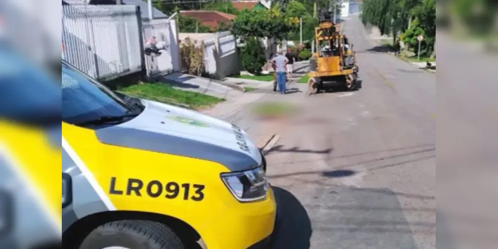 Com o impacto da queda, o trabalhador ficou ferido na cabeça e teve que ser levado ao hospital.