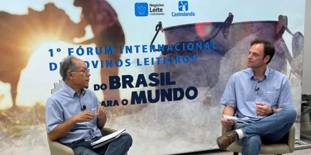 Palestra foi mediada pelo Gerente Executivo de Negócios Leite da Cooperativa, Eduardo Ribas (dir.), e pelo Consultor Técnico, Huibert Pieter Janssen (esq.)