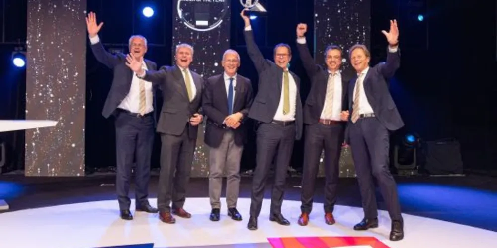 O presidente da DAF Trucks, Harry Wolters, recebeu o prêmio de Gianenrico Griffini, presidente do júri do International Truck of the Year.