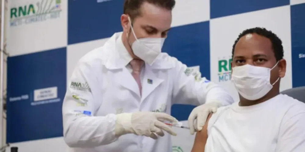 O primeiro a receber a dose da vacina brasileira foi o técnico de segurança patrimonial Wenderson Nascimento Souza, de 34 anos.