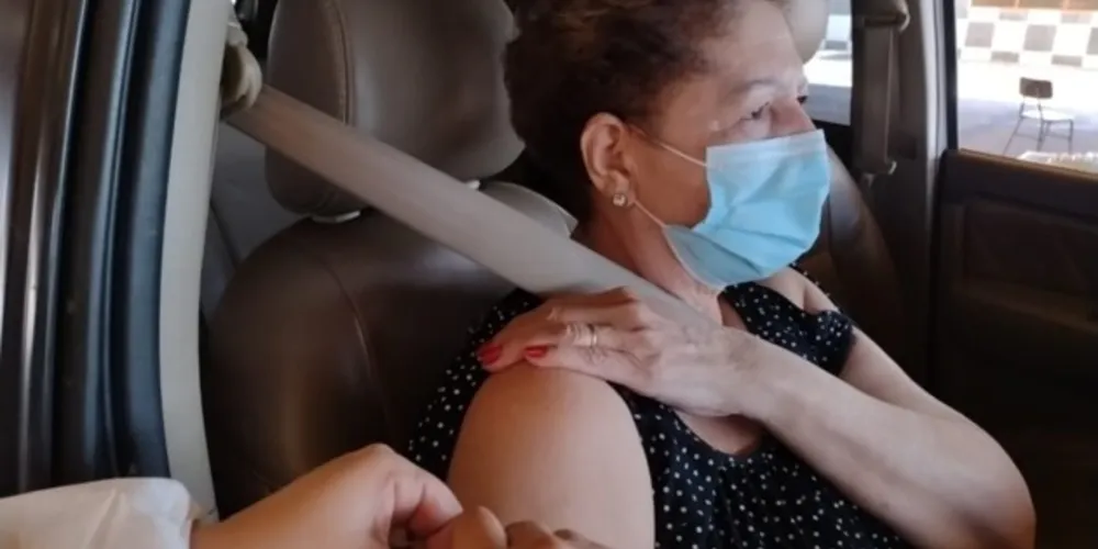 PG aplica reforço para idosos 65+ e profissionais de saúde