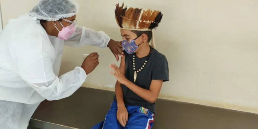 Paraná inicia vacinação de crianças indígenas, com previsão de atender 3.125 nesse grupo.