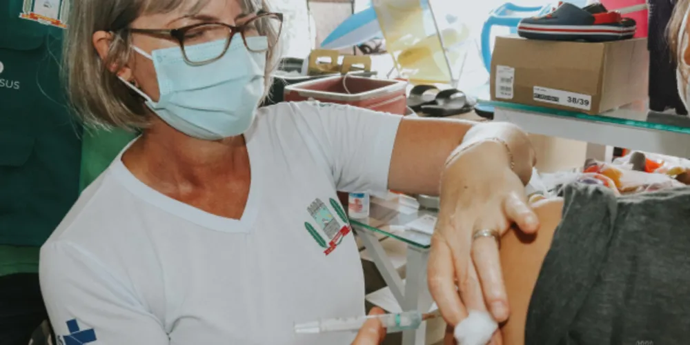 A vacinação a ser comprovada corresponderá a 1ª dose, a 2ª dose ou a dose única.