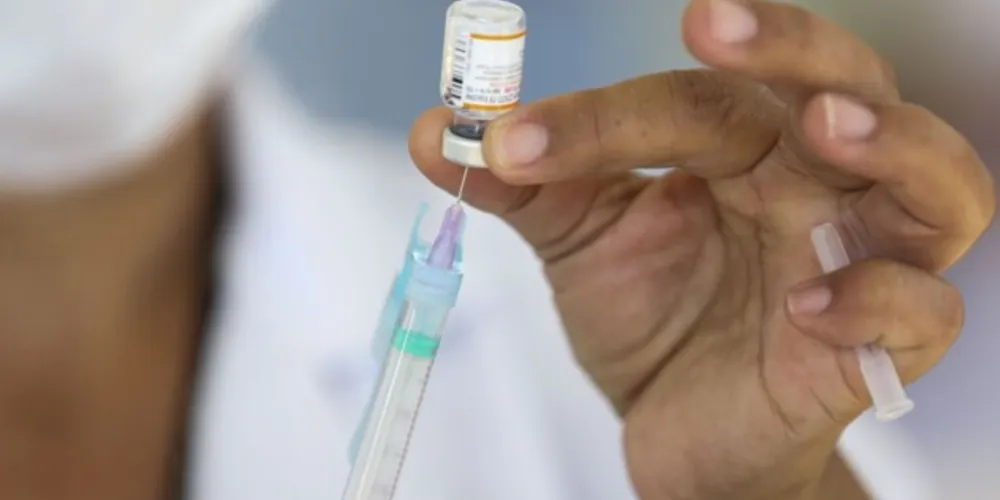 Um ano depois de começar a vacinação contra a covid-19, o Brasil se aproxima do patamar de 70% da população com as duas doses.