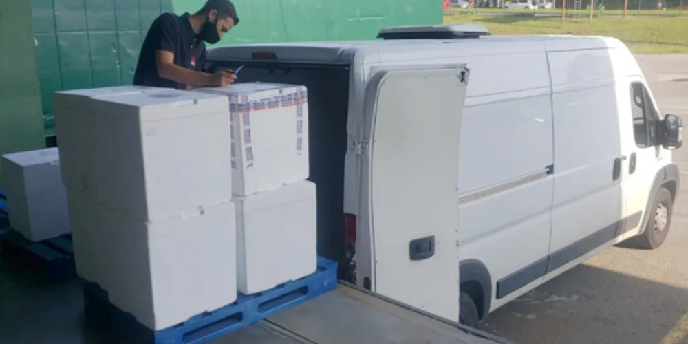 As 124.020 vacinas da Pfizer/BioNTech chegaram ao Estado no início da manhã desta quarta-feira (26).