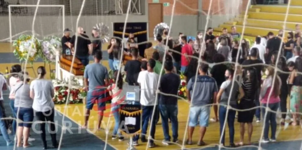 O local recebe grande número de pessoas – em especial amigos e familiares das vítimas