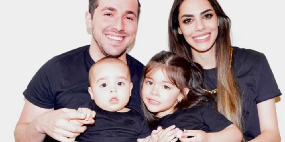 Em meio às dificuldades e desafios, Violet superou os medos e começou a pesquisar e estudar sobre o autismo