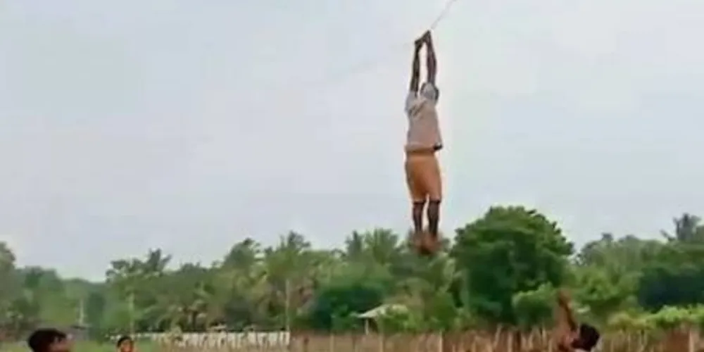 Um homem que empinava uma pipa foi repentinamente arrastado para alto na cidade de Jaffna (Sri Lanka).
