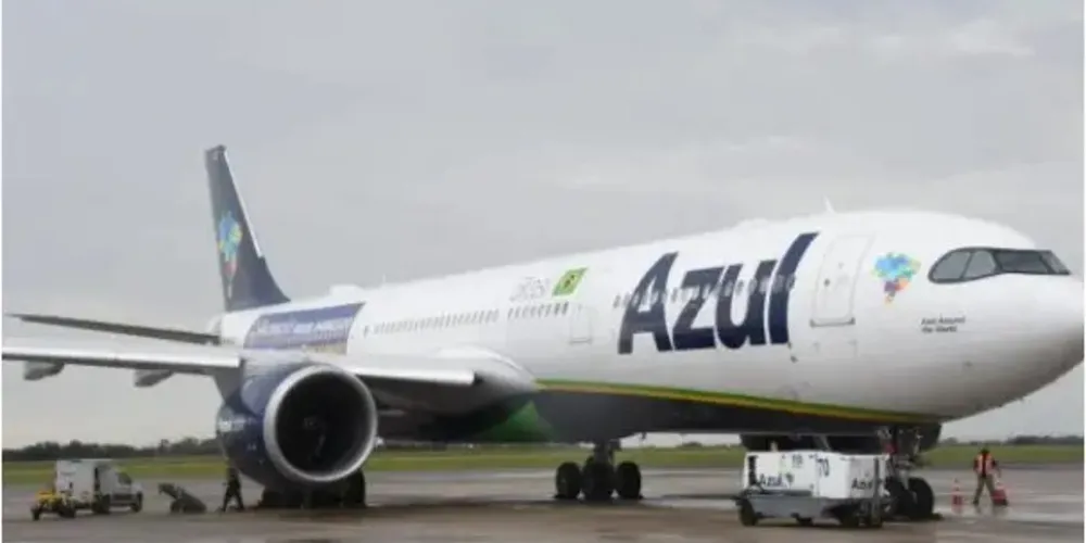 A Azul anunciou que seus voos começaram a ser impactados por causa do aumento no número de dispensas médicas de tripulantes contaminados com covid e gripe.