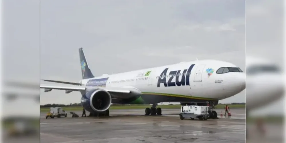 A Azul anunciou que seus voos começaram a ser impactados por causa do aumento no número de dispensas médicas de tripulantes contaminados com covid e gripe.