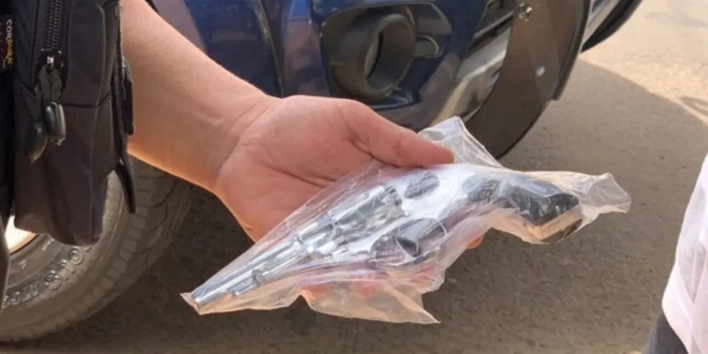 Eles seriam companheiros de trabalho e, após uma discussão, um atirou no outro; um policial civil disparou contra o atirador