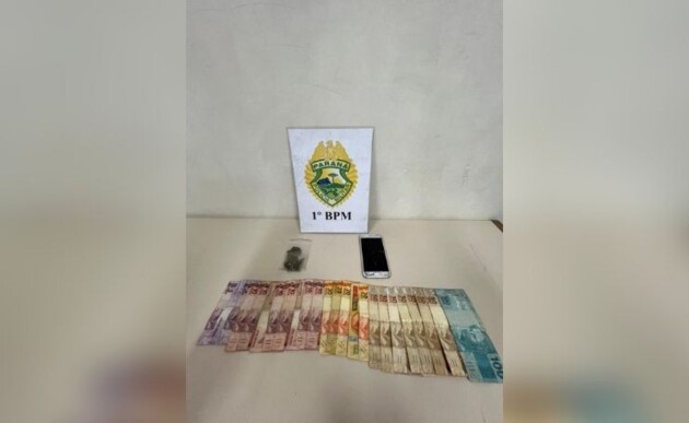Durante diligências, no apartamento do suspeito foi localizado 16 gramas de “maconha” e certa quantia em dinheiro.