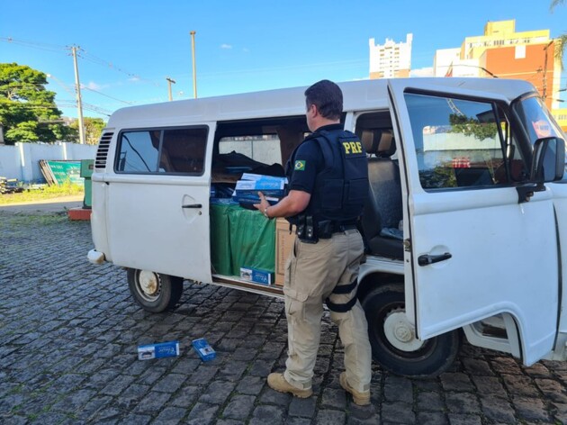 Veículo estava com placas falsas de Universidade, mas era roubado.