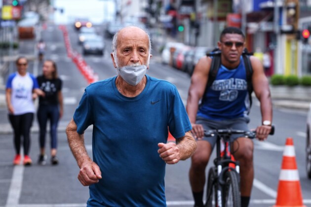 A iniciativa estimula a prática de atividades físicas pelas ruas do centro da cidade