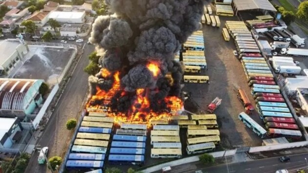 A garagem do ônibus fica localizada no bairro Vila Nova e o fogo começou no início da noite.
