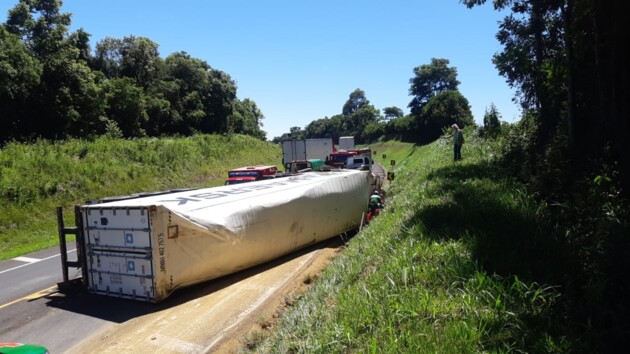 O acidente do tipo tombamento envolveu um container carregado de carne suína para exportação