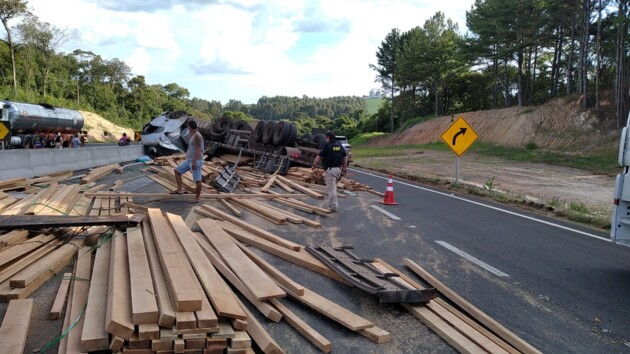 O acidente, do tipo tombamento, ocorreu no quilômetro 421 da rodovia BR-376, no município de Tibagi, na região dos Campos Gerais