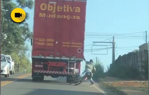 Imagem ilustrativa da imagem Em PG, ciclista cai após pegar rabeira em caminhão; assista