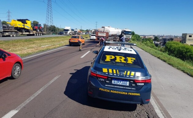 Dois caminhões colidiram na região da Cidade Industrial de Curitiba; fila chega a São José dos Pinhais.