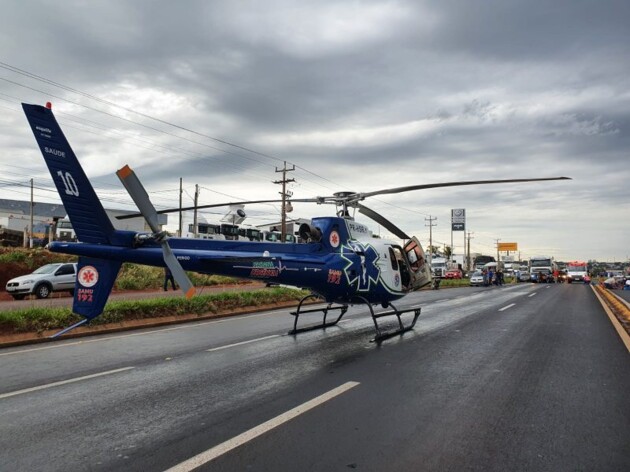A vítima atendida pelo helicóptero era um motociclista que havia sofrido traumatismo craniano e precisou ser intubado no local.