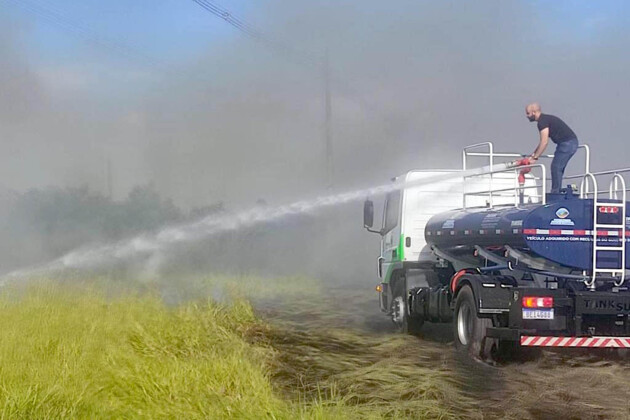 Caminhões-pipa auxiliam no combate a incêndios e levam água a comunidades distantes