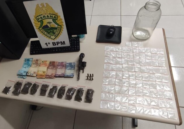 Além da arma e das drogas também foi encontrada certa quantia em dinheiro dentro de um guarda-roupa.
