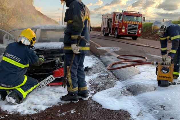 A equipe foi acionada para apagar o incêndio de um carro e se surpreenderam ao encontrar o corpo no banco traseiro do veículo.