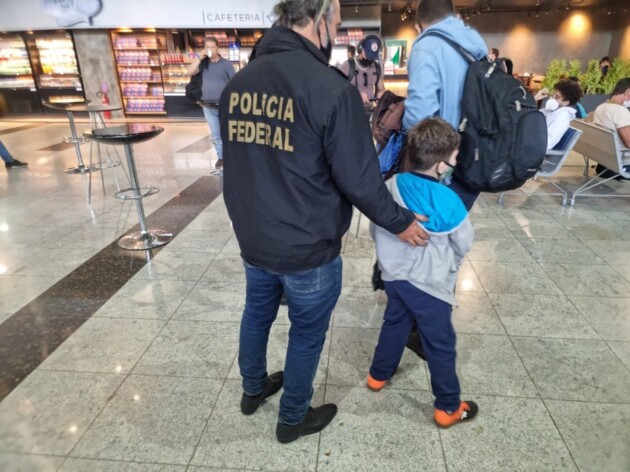 Criança de 5 anos que foi retirada de casa, na Suíça, pela mãe sem o consentimento do pai foi levada por equipe da PF em Pernambuco de volta para a Europa 