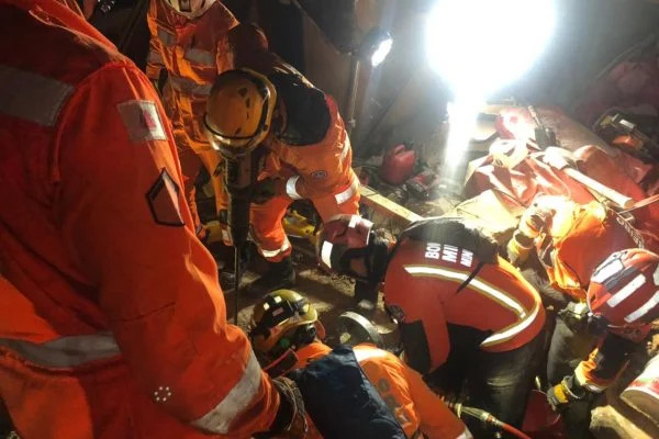 Um bebê e um homem morreram, e três pessoas foram resgatadas com vida.