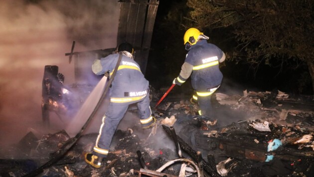 Imagem ilustrativa da imagem Casa de madeira é consumida pelo fogo no Chapada