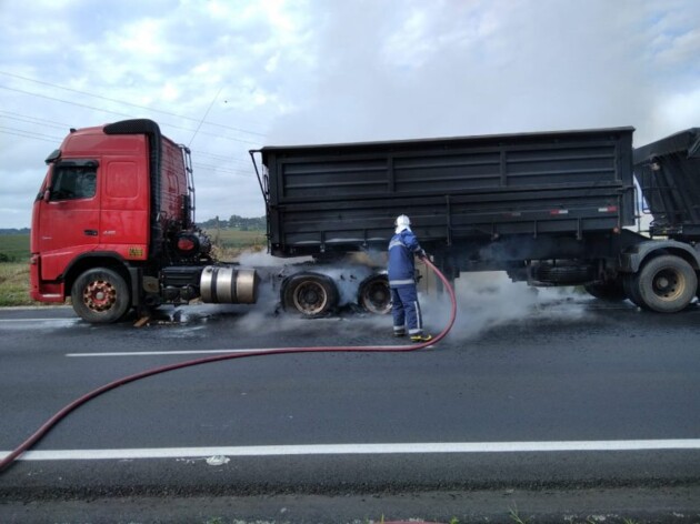 A carreta pegou fogo próximo a Colônia Witmarsum, na cidade de Palmeira.