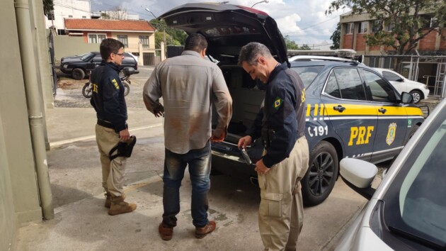 Motorista tentou fugir dos policiais mas foi alcançado e detido; além da maconha, ele transportava cigarros eletrônicos