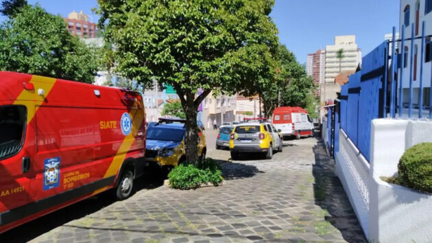 Uma mulher de 41 anos foi socorrida entre a vida e a morte após ser brutalmente agredida pelo marido no bairro São Francisco, em Curitiba.