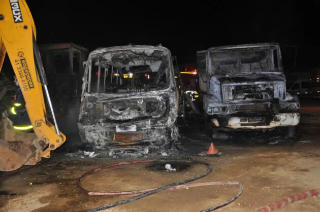 13 veículos foram atingidos pelo fogo, além de outras máquinas públicas.