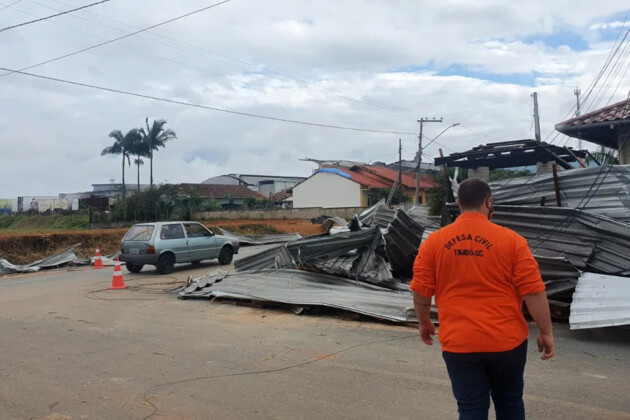 Segundo a prefeitura, não houve registro de pessoas feridas ou desabrigadas após a tempestade.