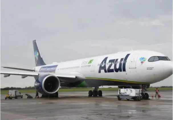 A Azul anunciou que seus voos começaram a ser impactados por causa do aumento no número de dispensas médicas de tripulantes contaminados com covid e gripe.