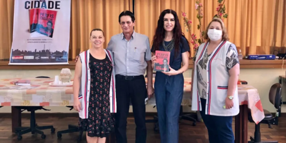 PERFIS DA CIDADE - O escritor Flávio Madalosso Vieira realizou na última semana a palestra “Perfis da Cidade - 70 anos da saga” em colégios da rede estadual de ensino. A palestra faz parte do projeto “Perfis da Cidade - a saga de Vieira Neto”, proposto por Renata Regis Florisbelo, desenvolvido pela ABC Projetos e aprovado pelo Programa Municipal de Incentivo Fiscal à Cultura (Promific). No registro Flávio com Renata e Deise Machado, bibliotecária e Telma Aparecida Messias Strack, diretora do Colégio Estadual Professor Meneleu Almeida Torres