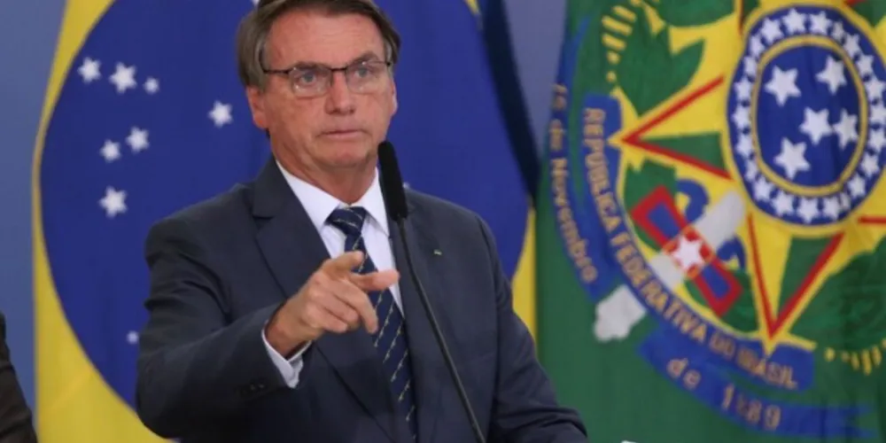O presidente Jair Bolsonaro afirmou hoje (3) que o ministro da Saúde, Marcelo Queiroga, estuda rebaixar para endemia o status da covid-19 no Brasil.
