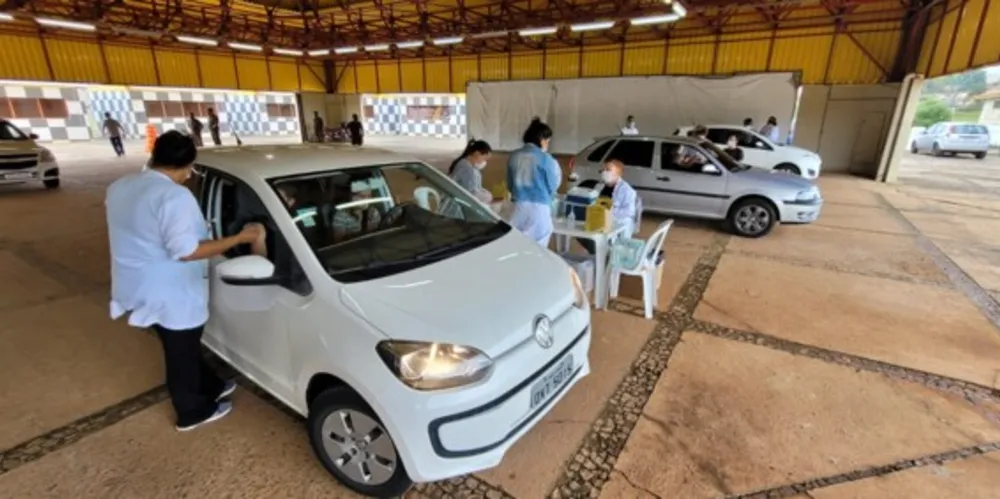 Serão três pontos de vacinação neste sábado (26).