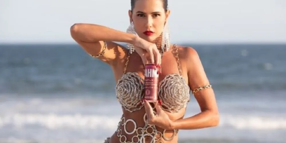 Sabrina Sato e Deborah Secco desfilam fantasiadas nas ruas do Rio de Janeiro para resgatar o espírito da festa