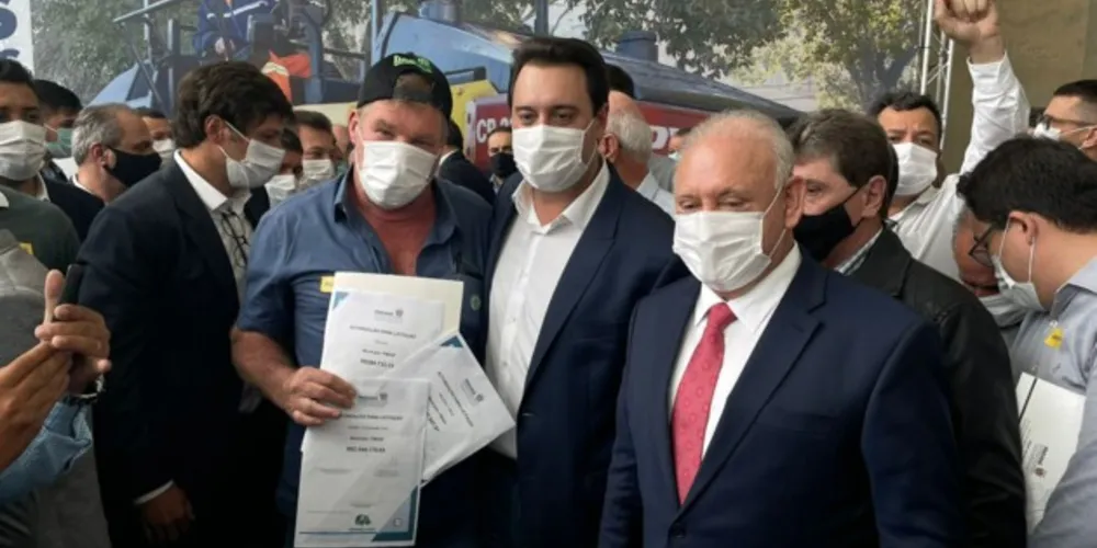 Prefeito Artur Butina foi até Curitiba no Palácio do Iguaçu para participar da cerimônia que destinou recursos a vários municípios