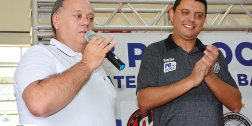 Diretor das categorias de base Paulo Balansin com William Borges, coordenador da Escola Oficial do Operário Ferroviário/ PG Soccer