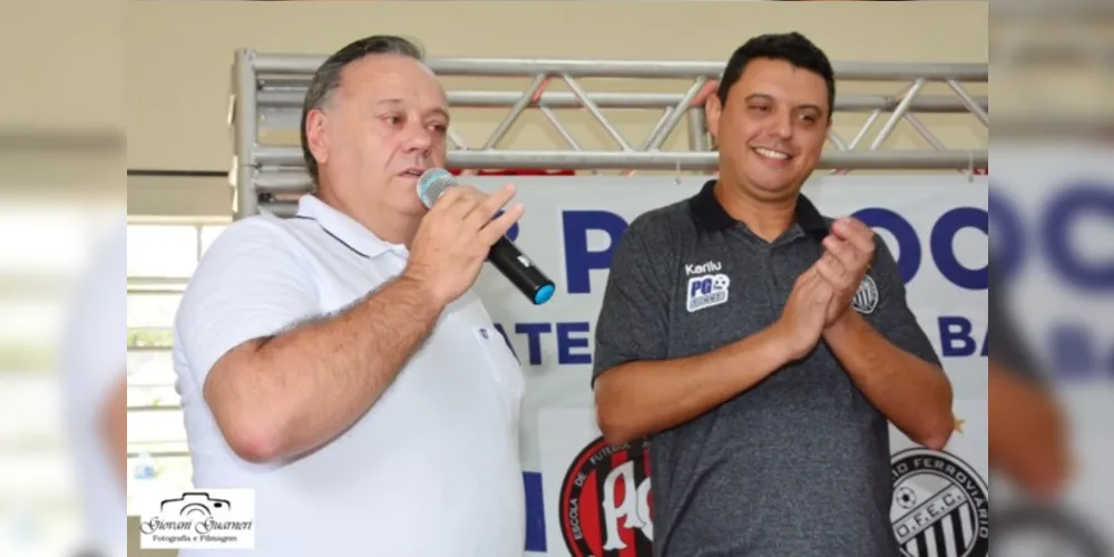 Diretor das categorias de base Paulo Balansin com William Borges, coordenador da Escola Oficial do Operário Ferroviário/ PG Soccer