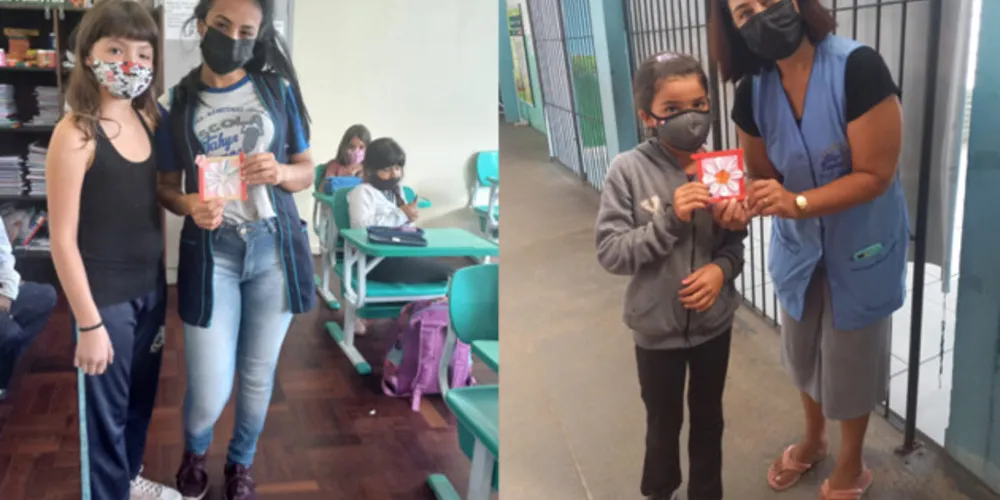 Funcionárias da escola foram agraciadas com materiais produzidos pelos alunos