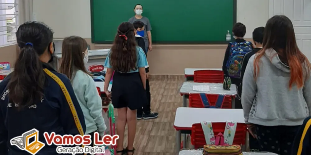 Educandos durante o hino