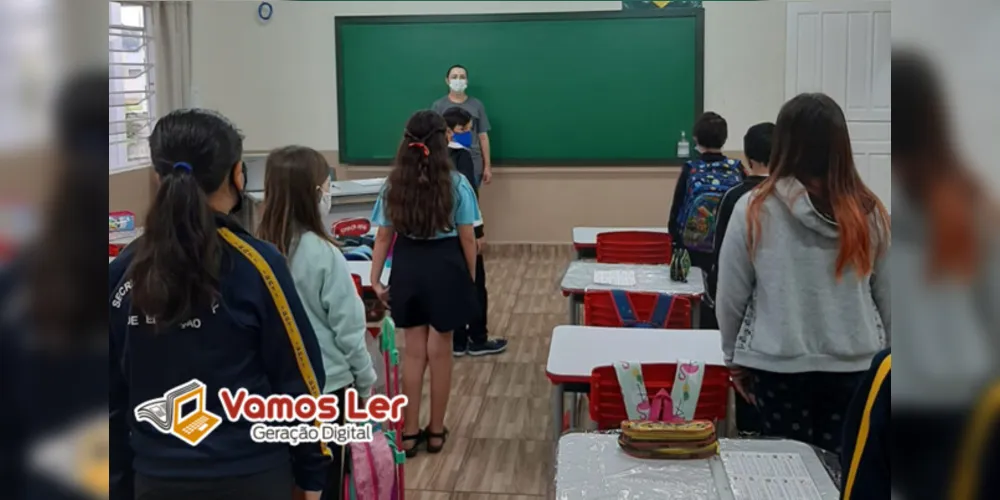Educandos durante o hino