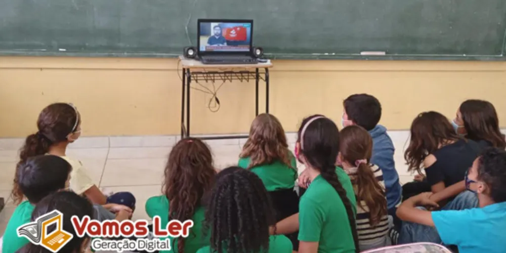 Alunos assistiram videoaula e, posteriormente, fizeram materiais referentes ao que aprenderam