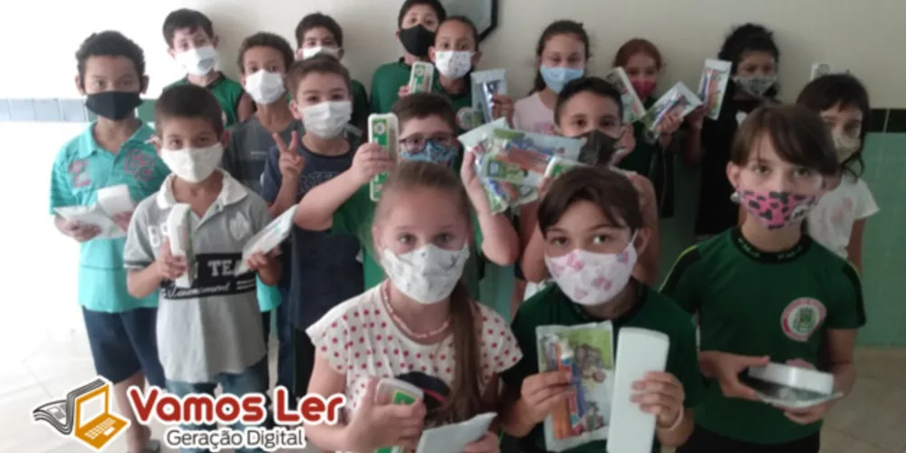 Alunos receberam kits com itens indispensáveis à higiene bucal