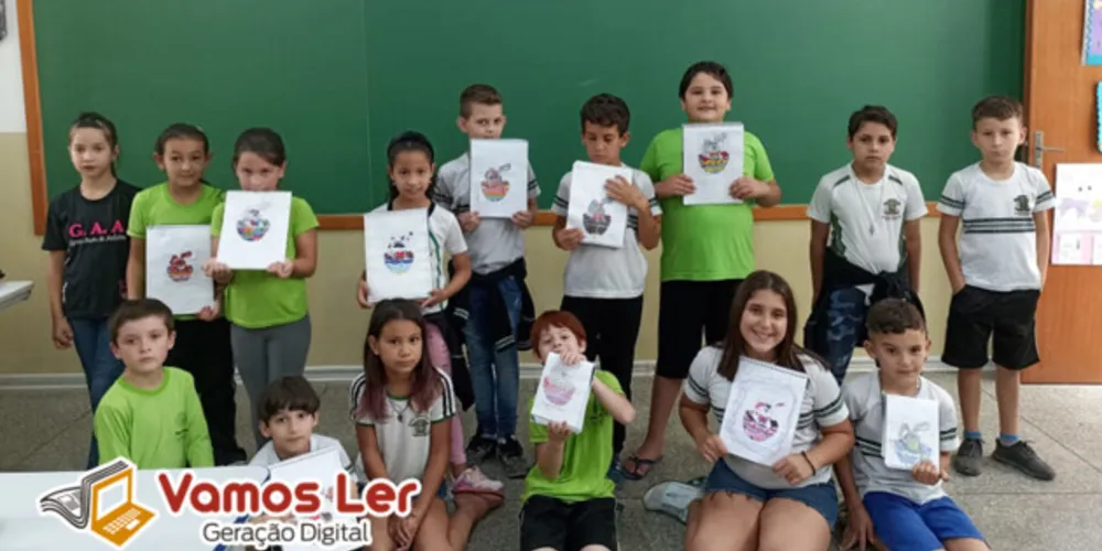 Cartazes e estudo fizeram parte da dinâmica com a turma