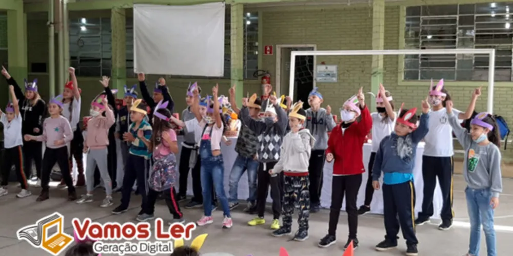 As crianças tiveram autonomia para pensarem em gestões condizentes com a canção, além de outras dinâmicas